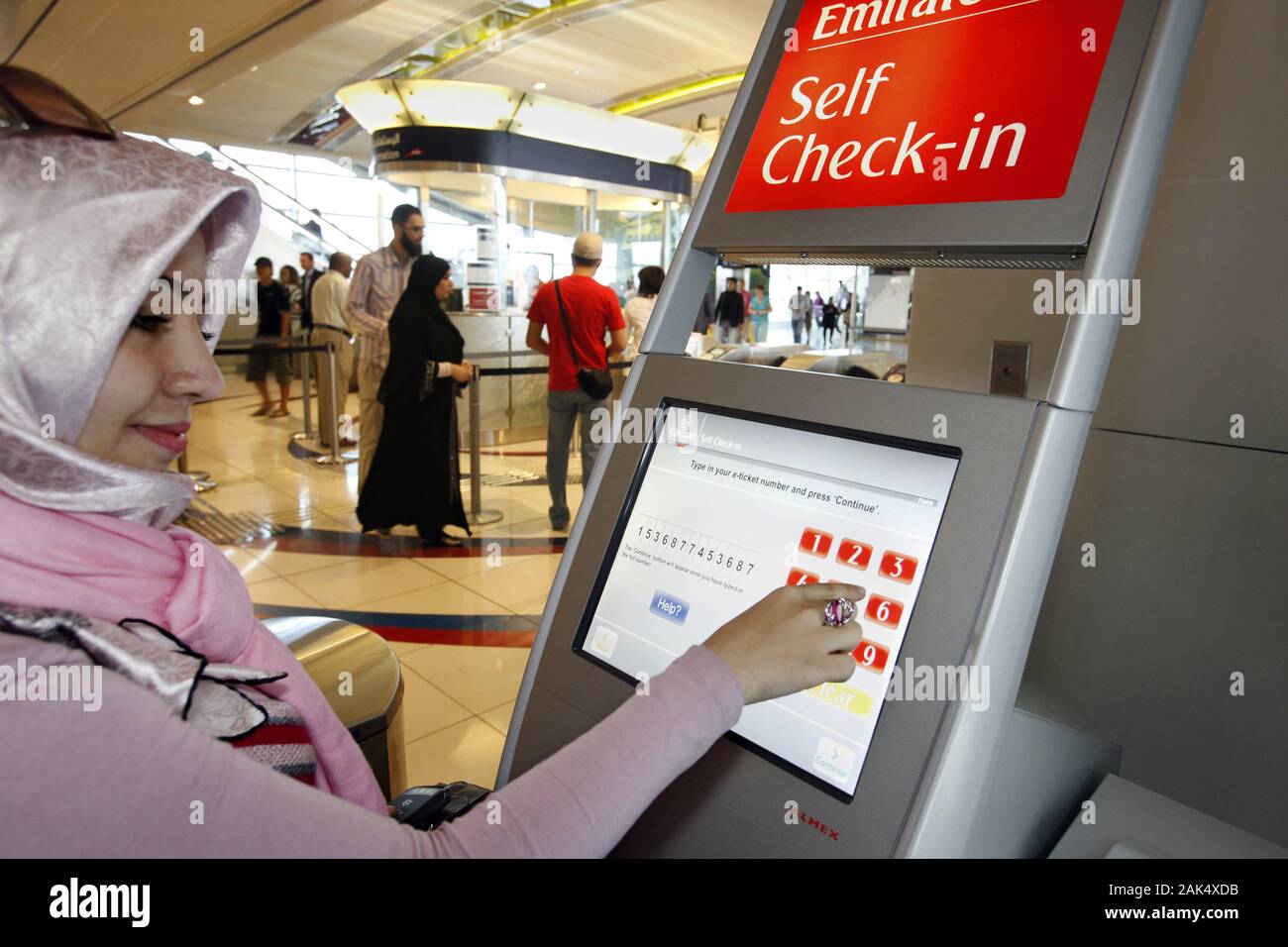 Dubai: Check-in-Automat fuer Flugreisen in der U-Bahn-Station der Mall of the Emirates, Dubai | usage worldwide Stock Photo