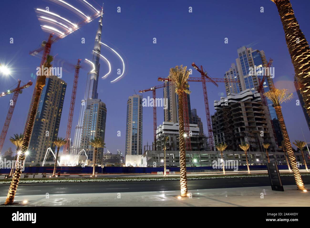 Dubai: Baustellen und Kraene in Downtown Dubai, am Abend, Dubai | usage worldwide Stock Photo