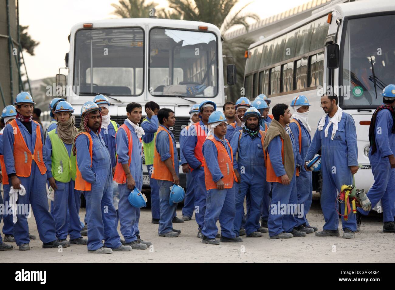 Dubai: asiatische Gastarbeiter auf einer Baustelle im neuen Geschaeftsviertel Business Bay, Dubai | usage worldwide Stock Photo