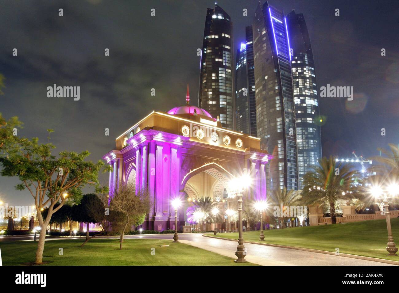 Abu Dhabi: Emirates Palace Hotel, illuminierter Triumph-Bogen an der  Einfahrt zum Hotel, dahinter die Etihad Towers, Dubai | usage worldwide  Stock Photo - Alamy