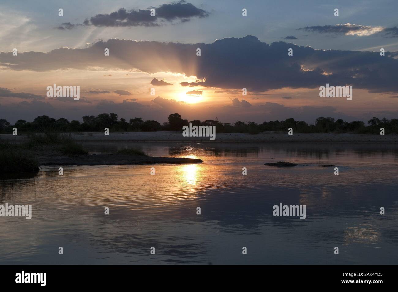Sonnenuntergang am Fluss Okavango im Bwabwata-Nationalpark, Namibia | usage worldwide Stock Photo