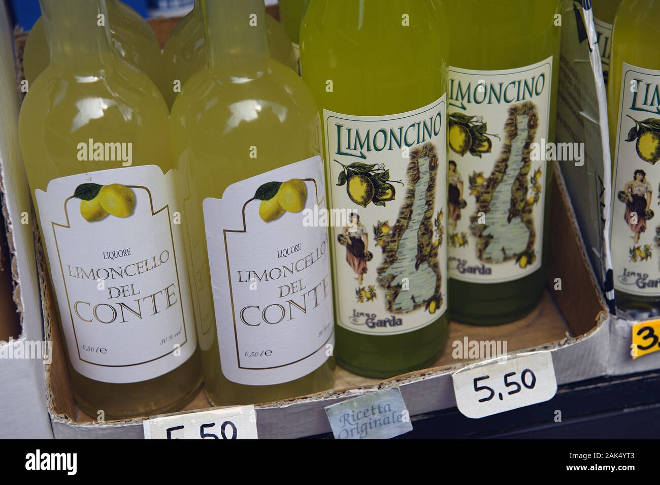 Limoncello-Flaschen in Malcesine, Gardasee | usage worldwide Stock Photo