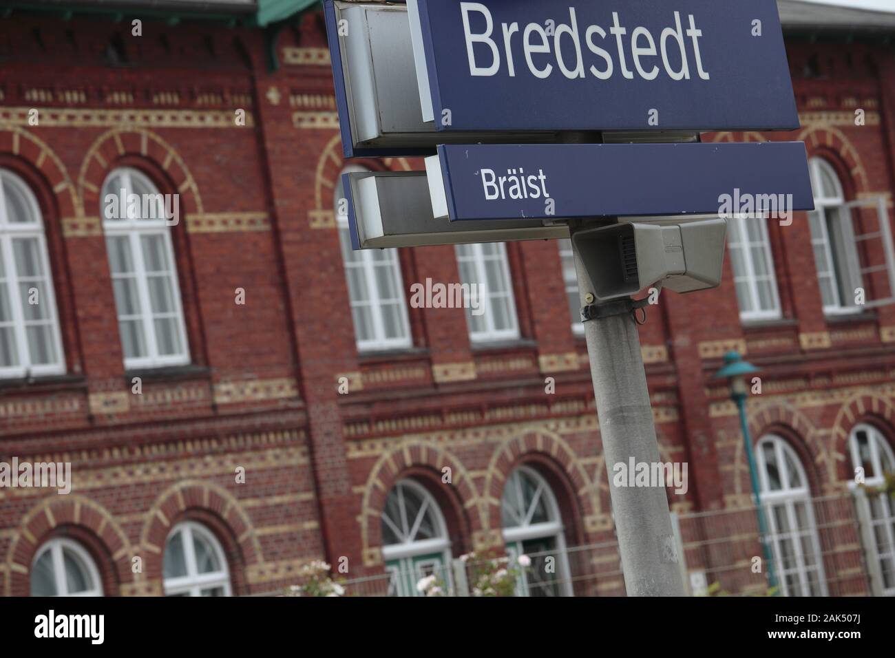 Bredstedt: Zweisprachige Begrüßung am Bahnhof, Nordseeküste | usage worldwide Stock Photo