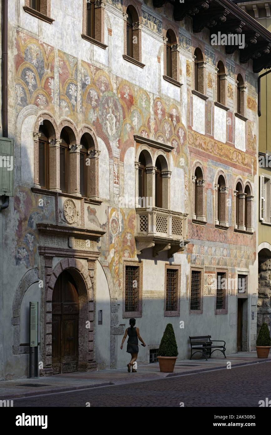 Trient: Fresken-Fassade des Palazzo Colico, Gardasee | usage worldwide Stock Photo