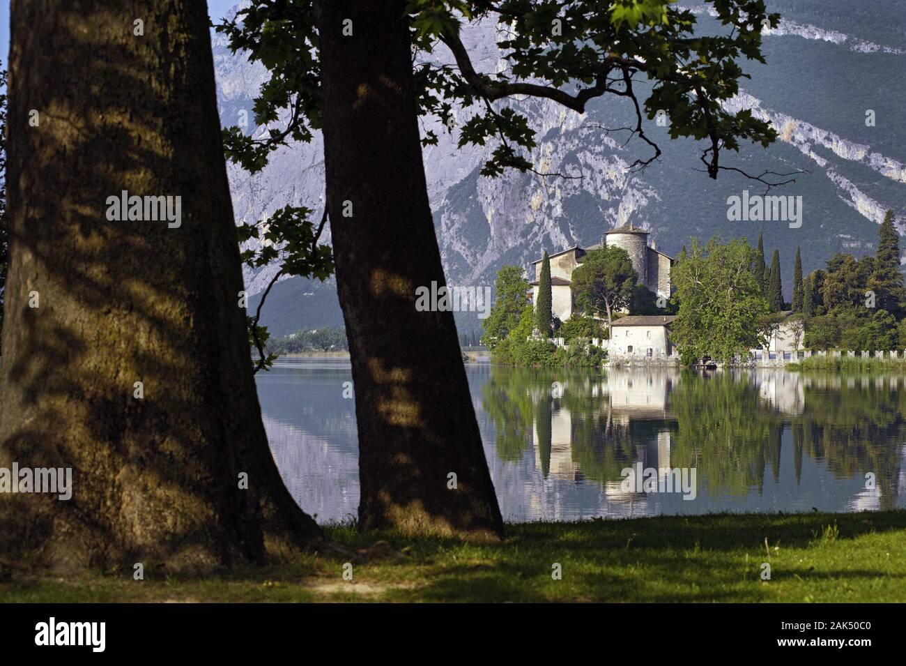 Lago Toblino: Castel Toblino auf einer Halbinsel des Toblinosees am Ende des Valle dei Laghi, Gardasee | usage worldwide Stock Photo