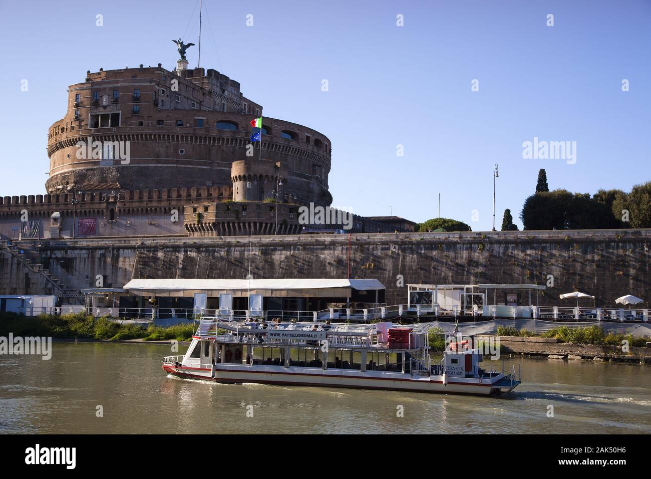 Flussfahrt auf dem Tiber, vorbei an Engelsburg (Batelli di Roma) und Engelsbrücke (Ponte Sant'Angelo), Rom | usage worldwide Stock Photo