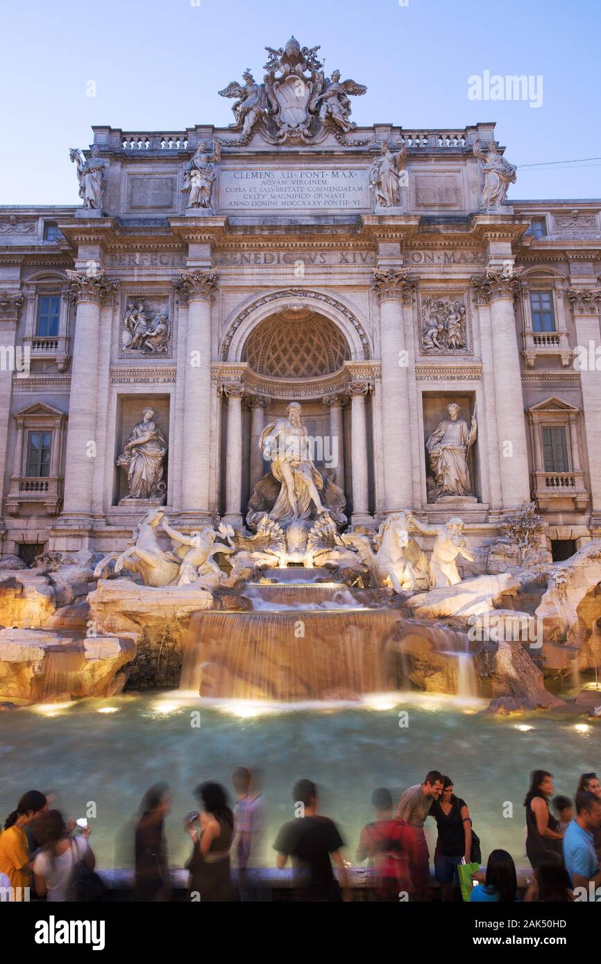 Trevi-Brunnen (Fontana di Trevi) auf der Piazza di Trevi von Nicola Salvi, Rom | usage worldwide Stock Photo