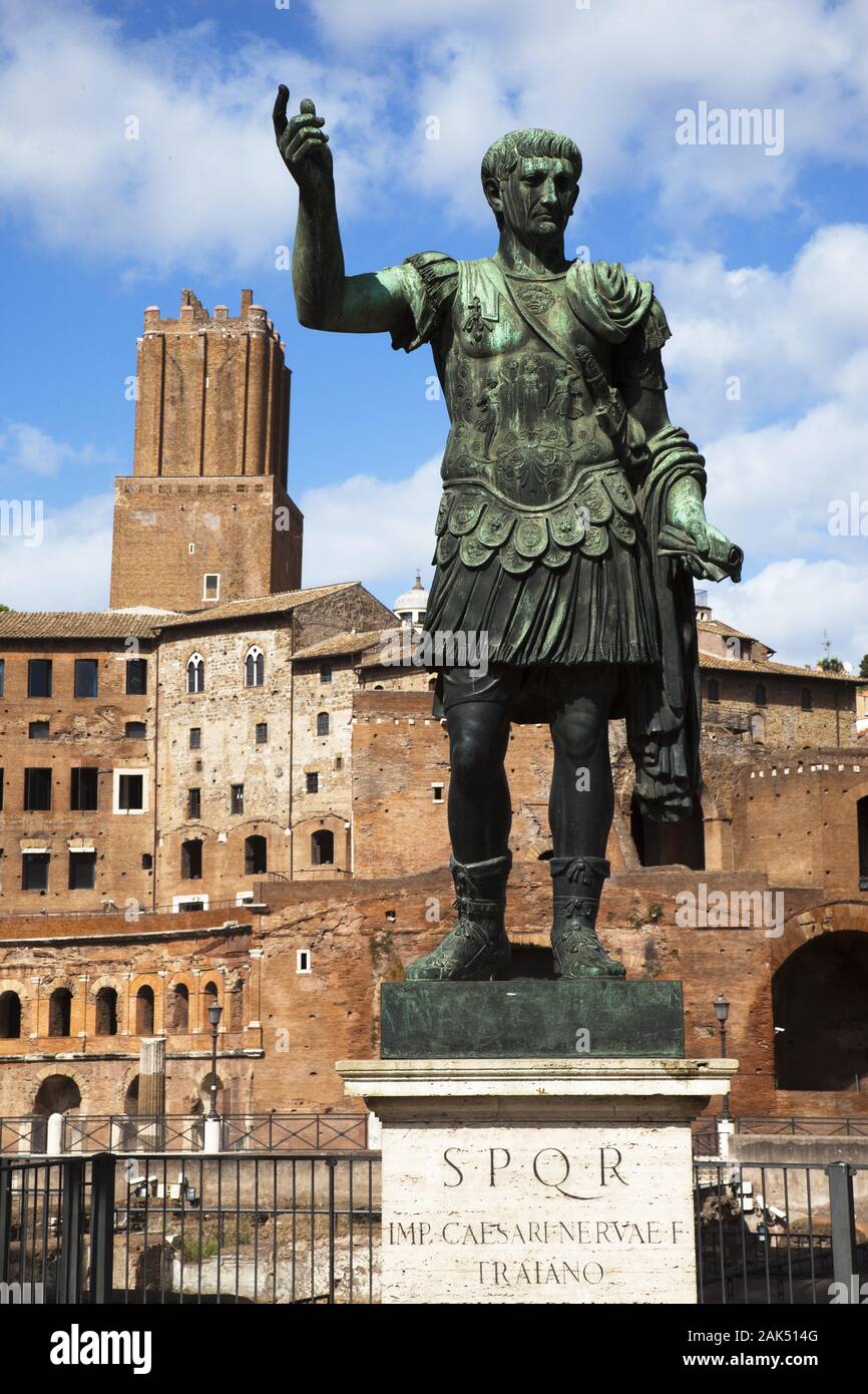 Fori Imperiali (Kaiserforen), Statue von Kaiser Traiano, Rom usage worldwide Stock Photo Alamy