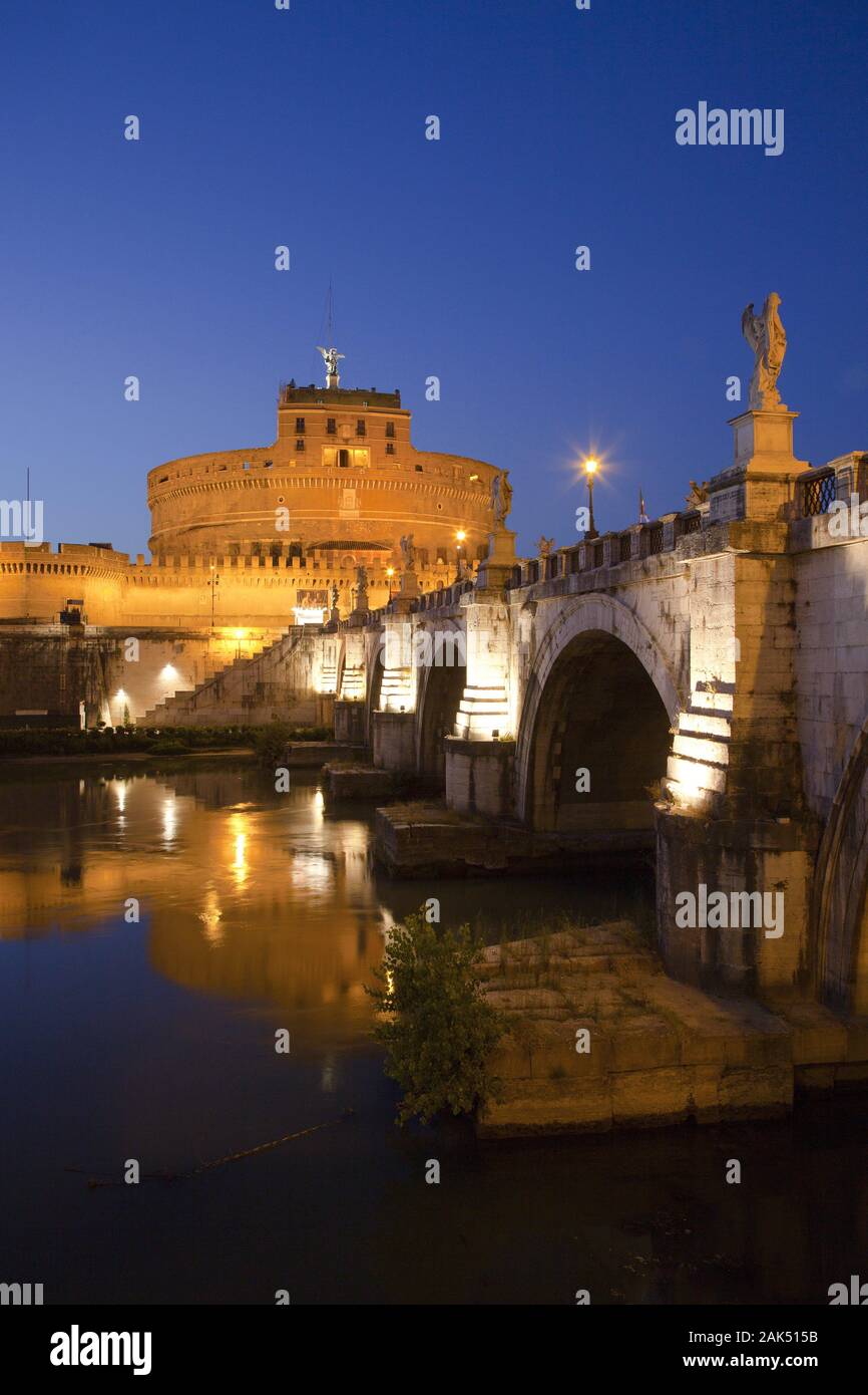 Engelsbrücke und Engelsburg, am Abend, Rom | usage worldwide Stock Photo