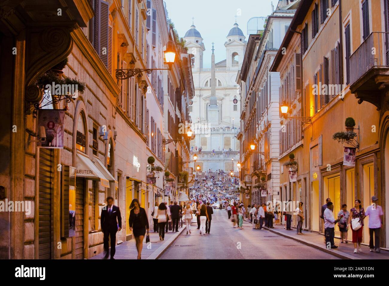 Abendstimmung In Der Luxus Shopping Meile Via Dei Condotti Im Hg Spanische Treppe Und Kirche Trinita Dei Monti Rom Usage Worldwide Stock Photo Alamy