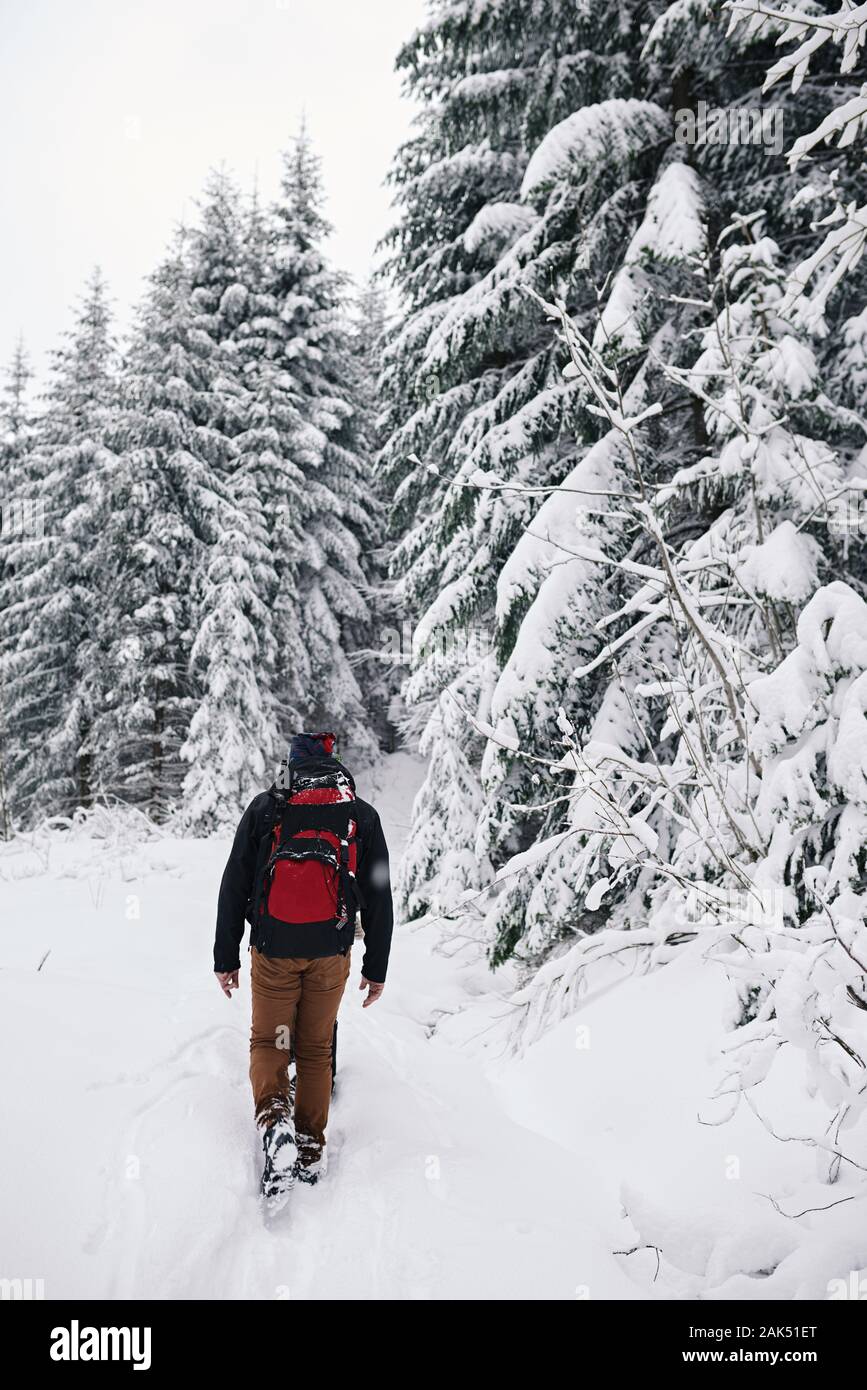 Couple walking along snowy hi-res stock photography and images - Alamy
