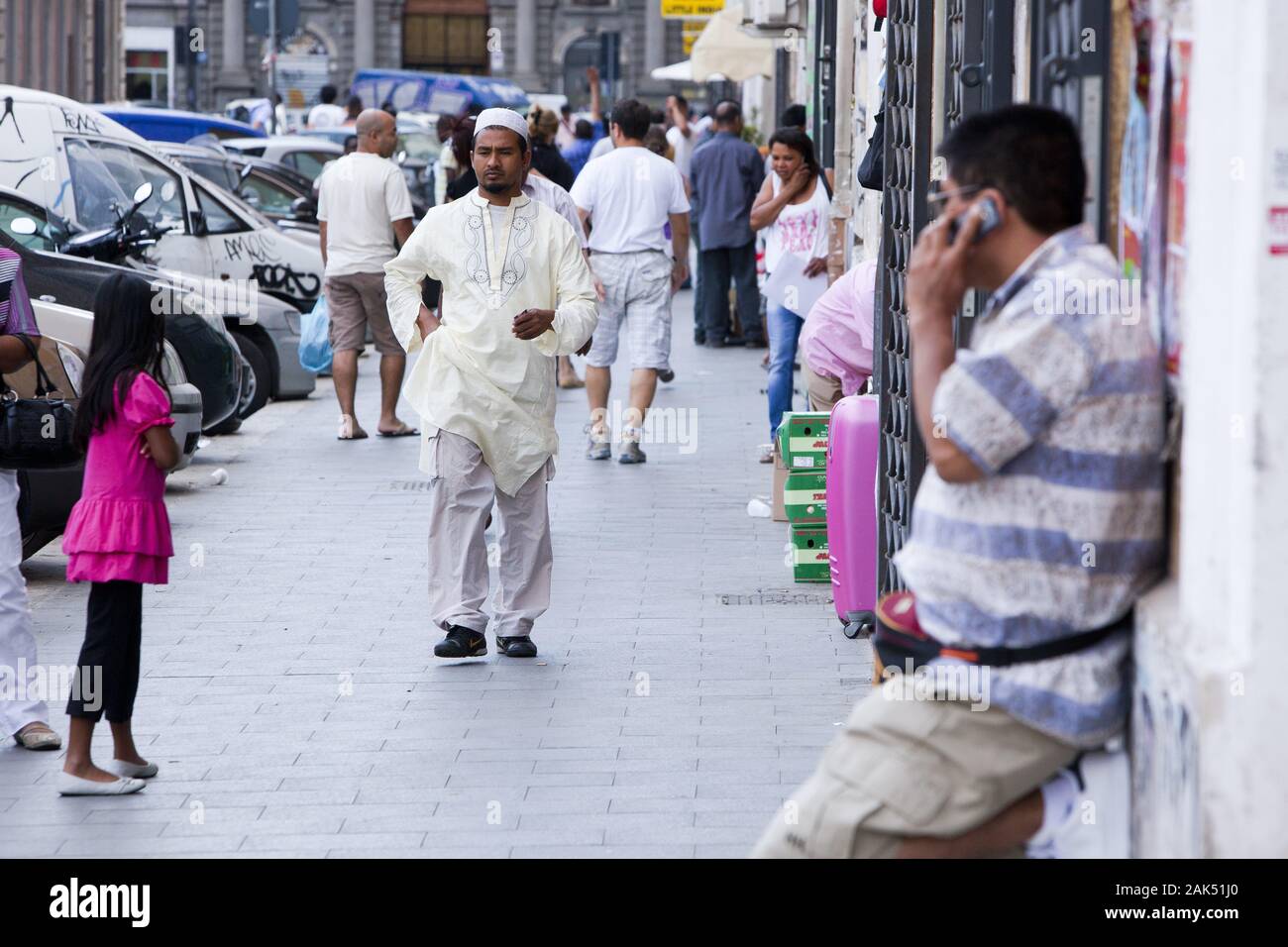 Multikulturelles Treiben auf der Via Principe Amadeo, Rom | usage worldwide Stock Photo