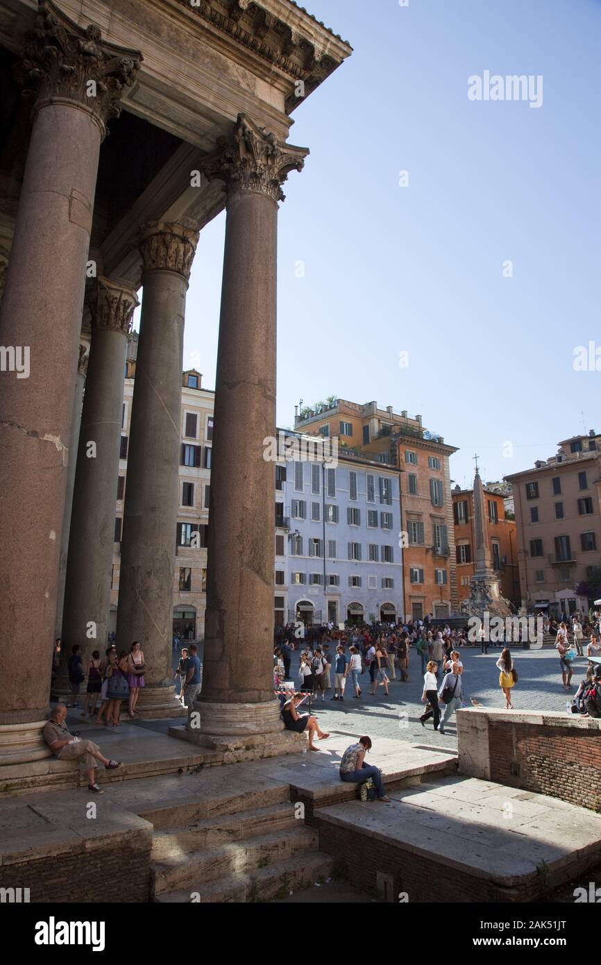 Reges Treiben auf der Piazza della Rotonda vor dem Pantheon, Rom | usage worldwide Stock Photo