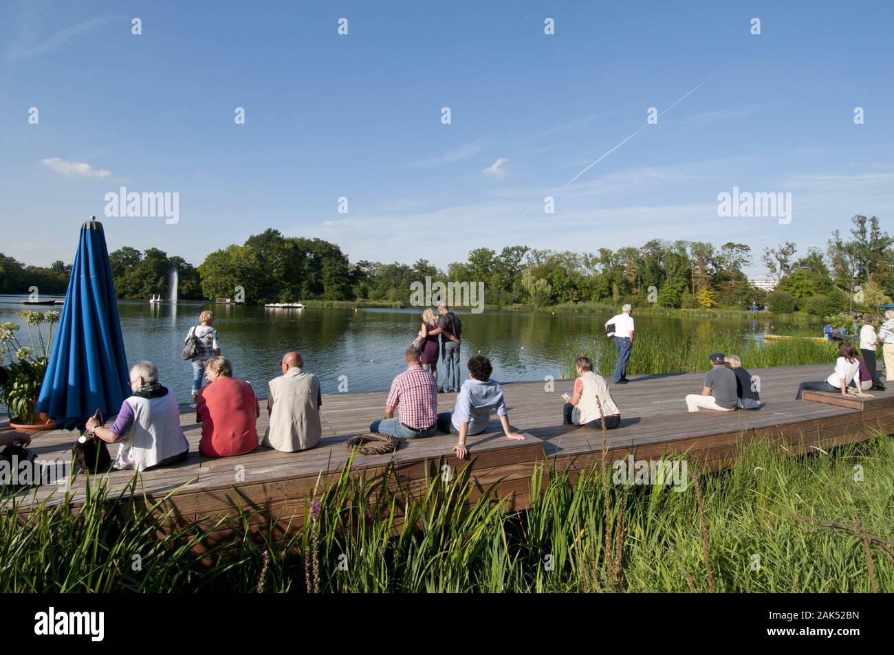Bad Nauheim Besucher am Teich im Kurpark, Frankfurt usage worldwide