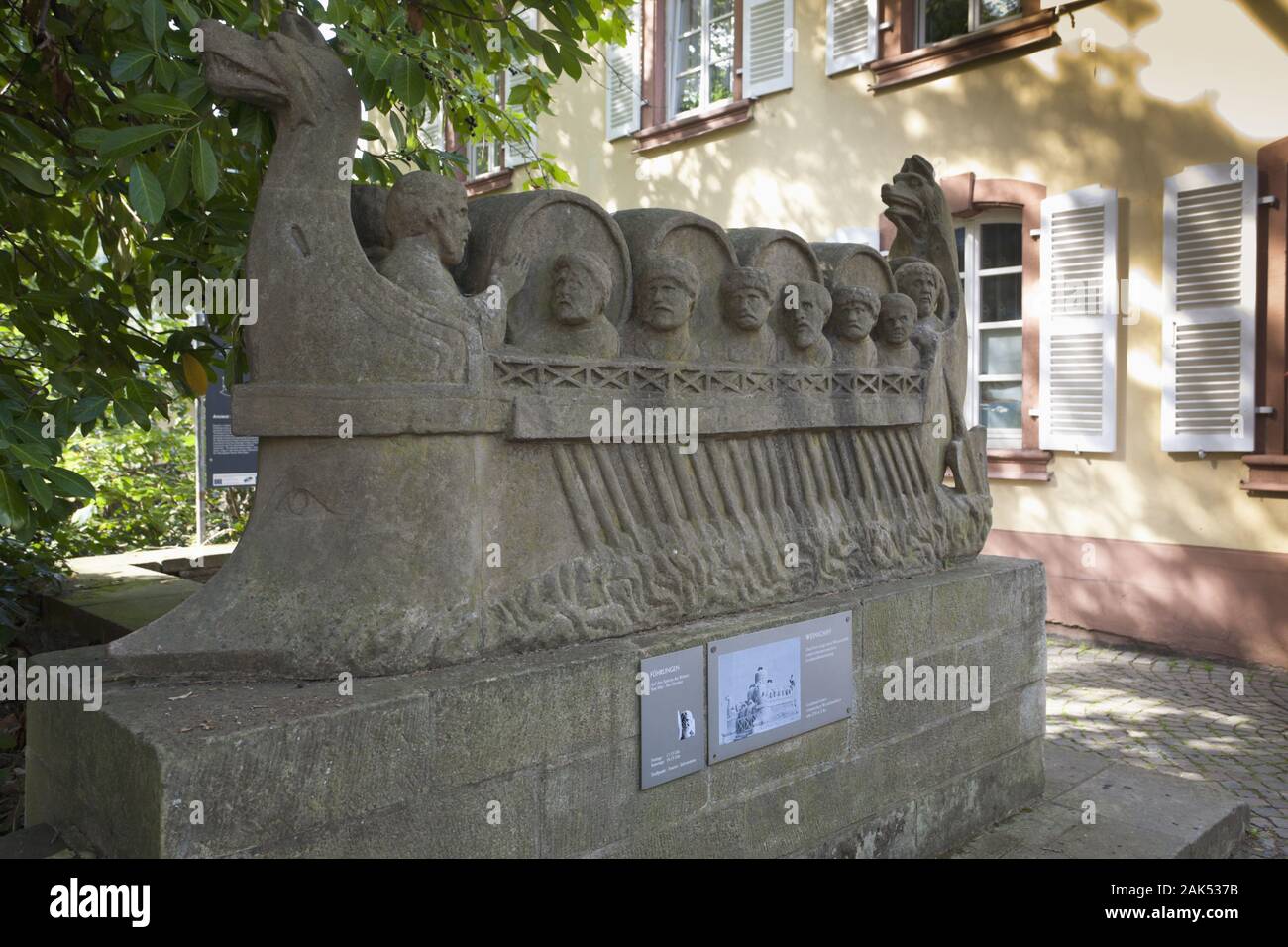 Roemisches Weinschiff vor dem Rathaus in Neumagen-Dhron, Mosel | usage worldwide Stock Photo
