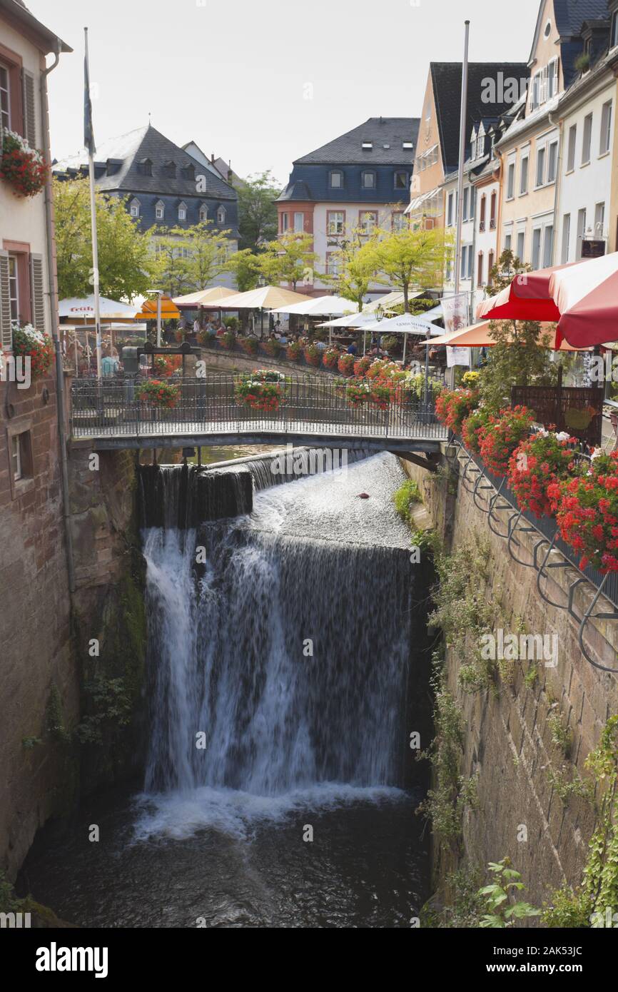 Saarburg: Fluss Leuk, Wasserfall in der Altstadt, Mosel | usage worldwide Stock Photo