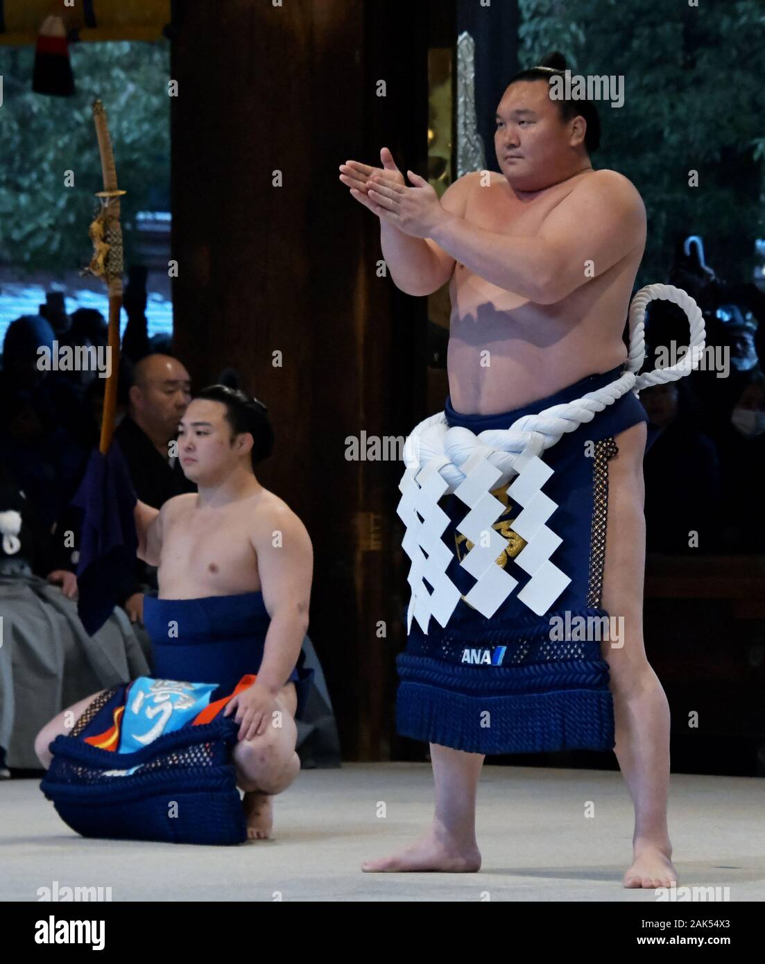 Tokyo, Japan. 07th Jan, 2020. Mongolian grand sumo champion Yokozuna Hakuho performs Shiranui-style entering ceremony for the new year's dedication at the Meiji Shrine in Tokyo, Japan on Tuesday, January 7, 2020. Their performed at the Gaihaiden owing to the rain. Meiji Shrine has two worship Hall for performing rituals and worship that are outer shrine is called Gaihaiden, inner shrine is called Naihaiden. Photo by Keizo Mori/UPI Credit: UPI/Alamy Live News Stock Photo