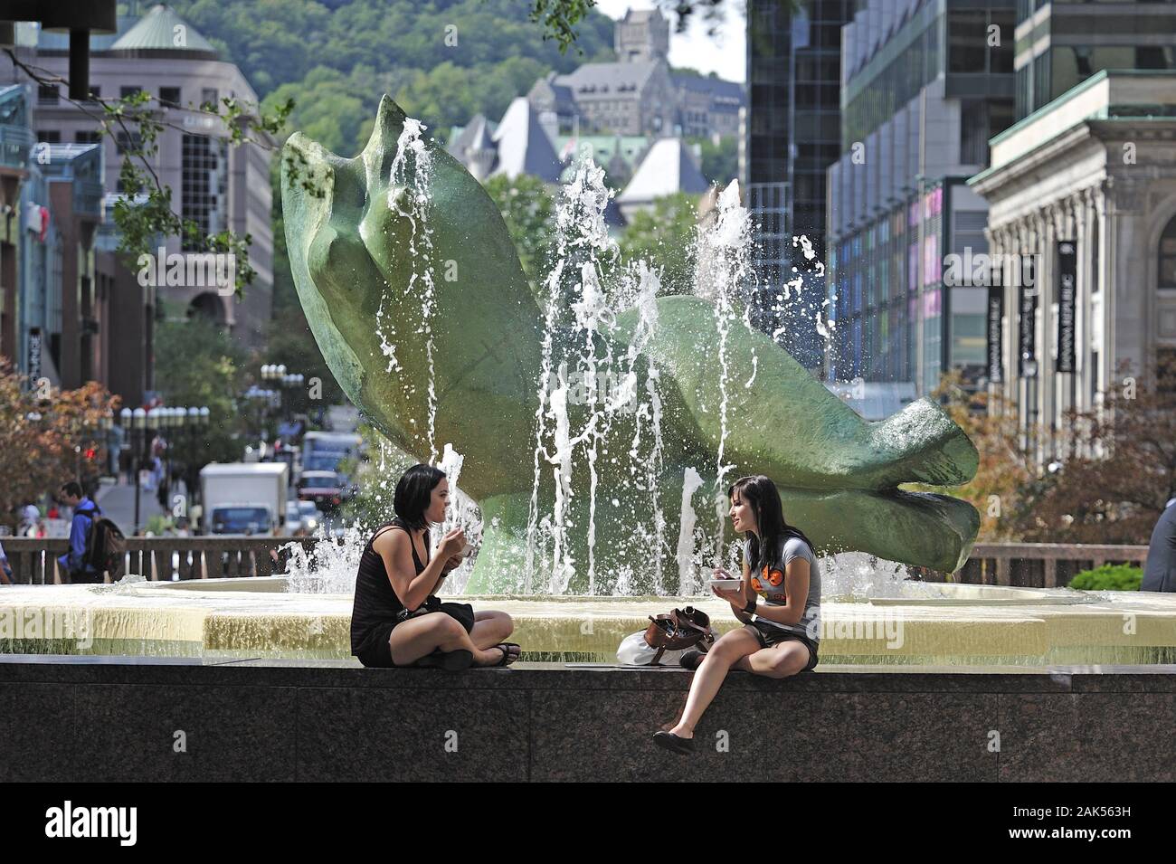 Monreal: Junge Frauen am Springbrunnen auf dem Vorplatz vor dem Wolkenkratzer Place Ville-Marie, Kanada Osten | usage worldwide Stock Photo