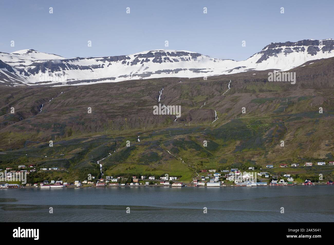 Blick auf Eskifjoerdur mit Bergkulisse, Island | usage worldwide Stock Photo