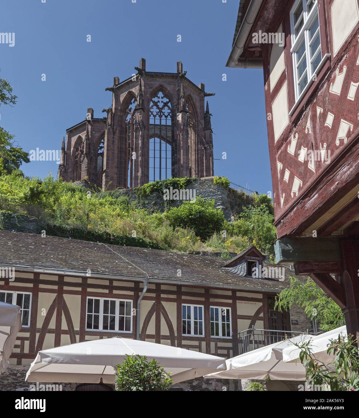 Bacharach: Blick vom Innenhof des 'Posthof Bacharach' auf die Werner-Kapelle, Rhein | usage worldwide Stock Photo