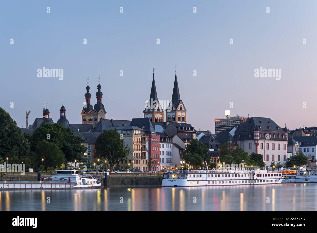 Koblenz: Altstadtsilhouette mit Moselufer und Kreuzfahrtschiffen am Deutschen Eck, Rhein | usage worldwide Stock Photo