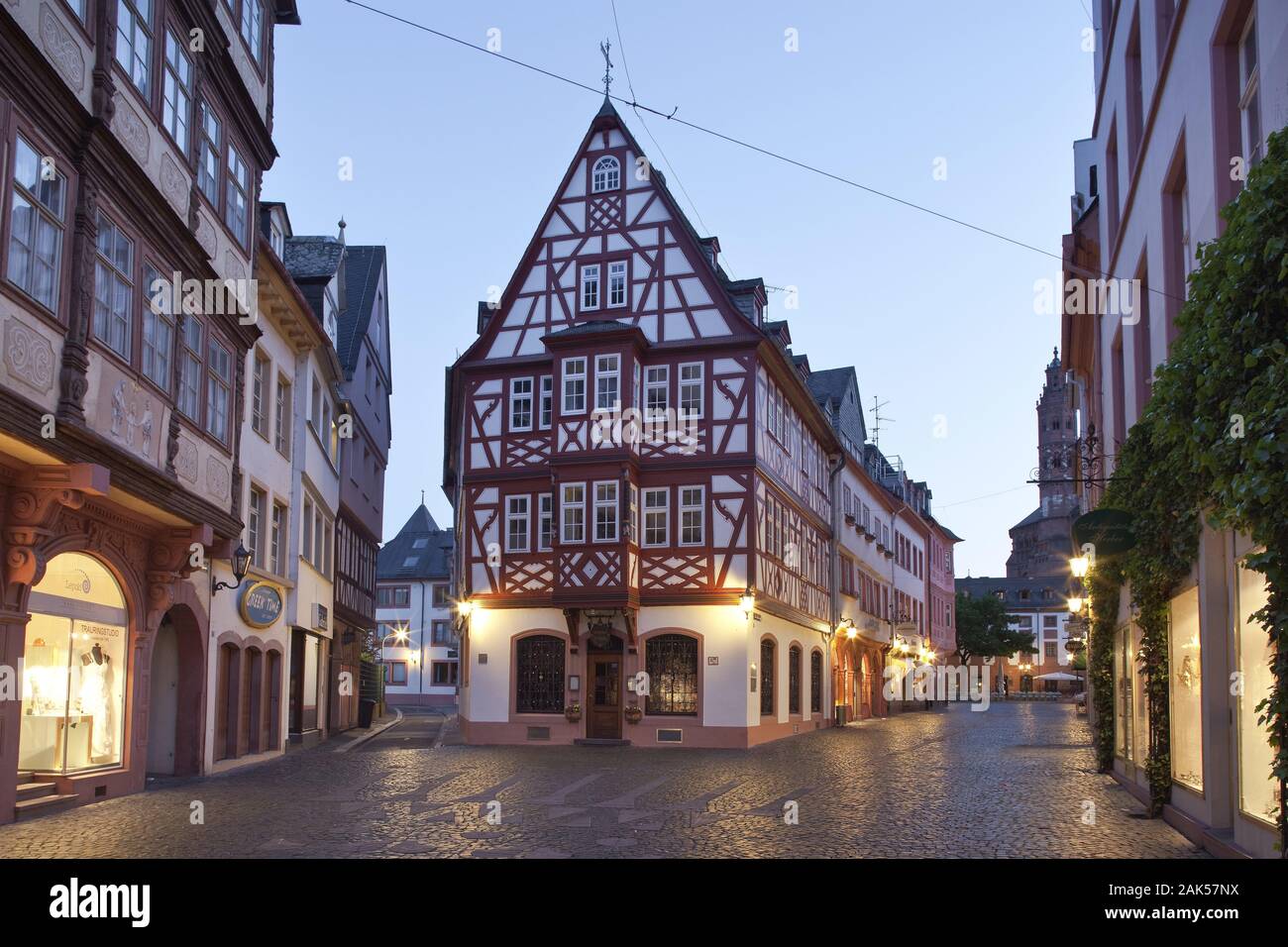 Mainz: "Weinhaus zum Spiegel" in der Leichhofstraße, am Abend, Rhein |  usage worldwide Stock Photo - Alamy