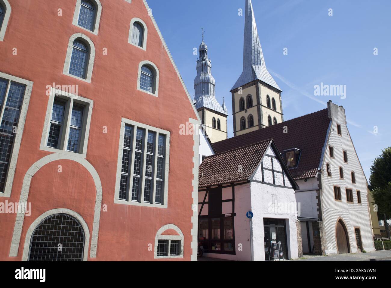 Lemgo: Waisenhausplatz mit St. Nikolai Kirche, Weserbergland | usage worldwide Stock Photo