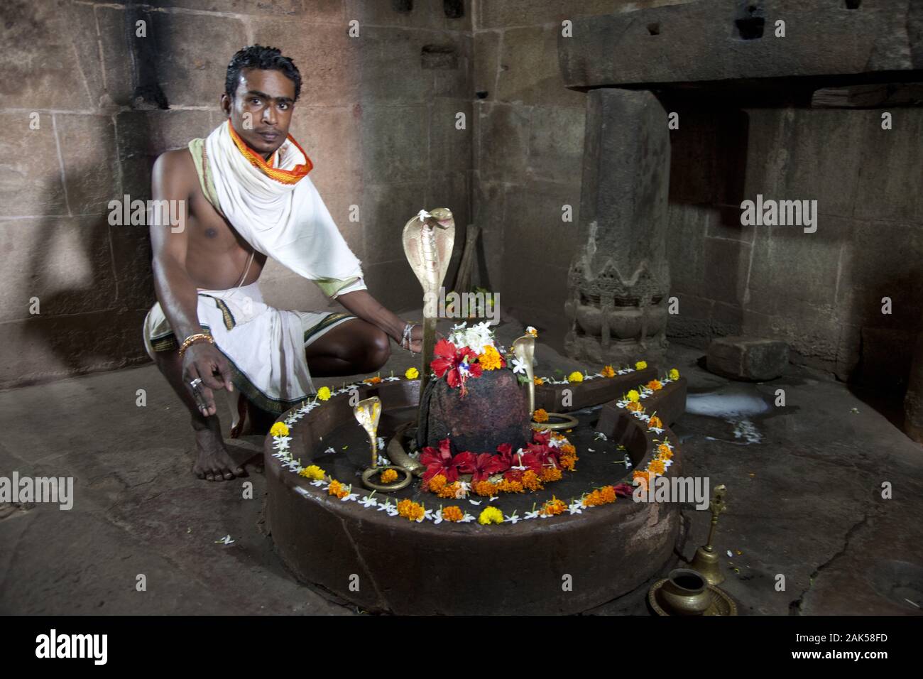 Bundesstaat Odisha: Schlangenbeschwoerer im Parasurameswara-Tempel in Bhubaneswar, Indien | usage worldwide Stock Photo