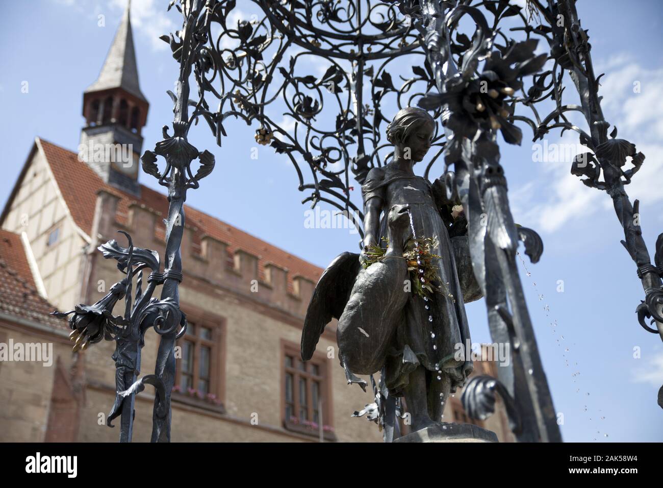 Goettingen: Brunnen mit der Bronzefigur der Gaenseliesel vor dem alten Rathaus, Weserbergland | usage worldwide Stock Photo