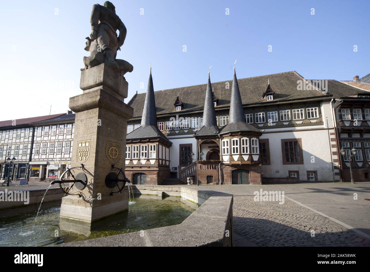 Einbeck Altes Rathaus an der Suedseite des Marktplatzes mit