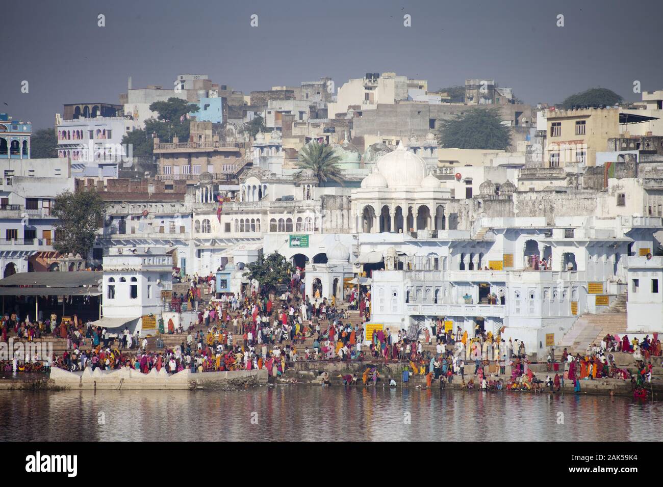 Bundesstaat Rajasthan: Pushkar, Pilger an den Ghats am Pushkarsee waehrend der Pushkar-Mela zum jaehrlichen Novembervollmond, Indien | usage worldwide Stock Photo