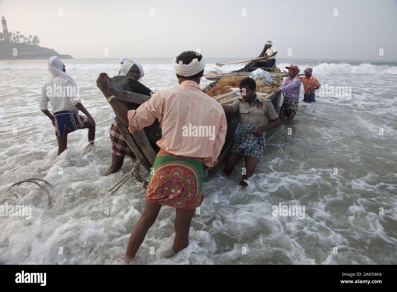 Bundesstaata Kerala: Fischer ziehen morgens ihre Netze an den Strand in Kovalam, Indien | usage worldwide Stock Photo