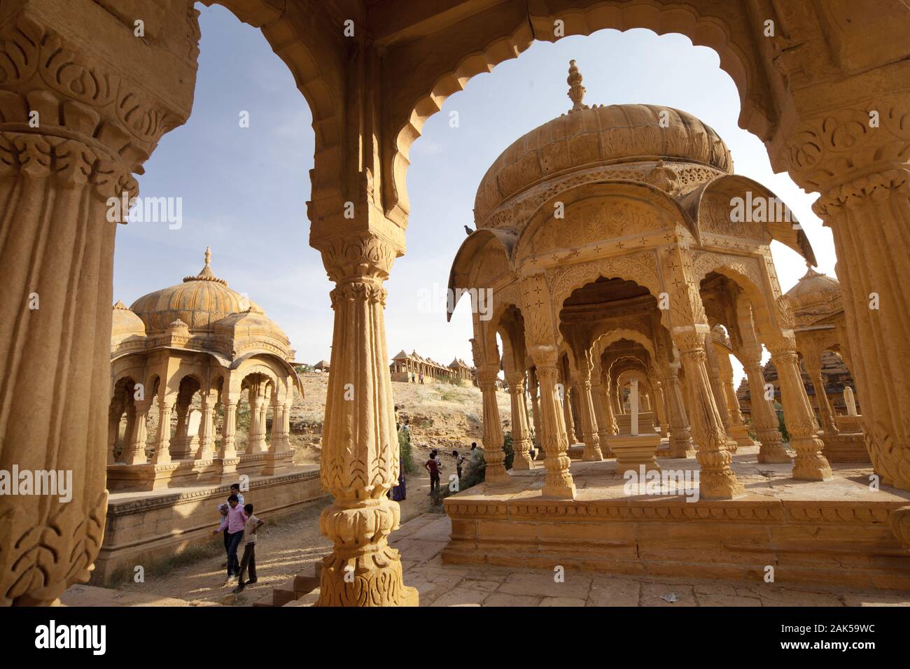 Bundesstaat Rajasthan: Bada Bagh Chattris (Grabstaette der Herrscher von Jaisalmer) in Jaisalmer, Indien | usage worldwide Stock Photo