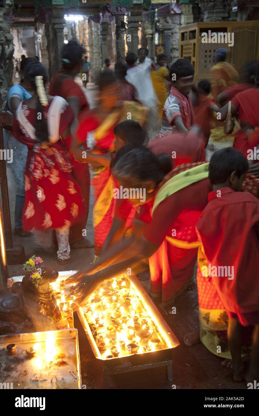 Bundesstaat Tamil Nadu: Pilger im Minakshi-Tempel in Madurai,  Indien | usage worldwide Stock Photo