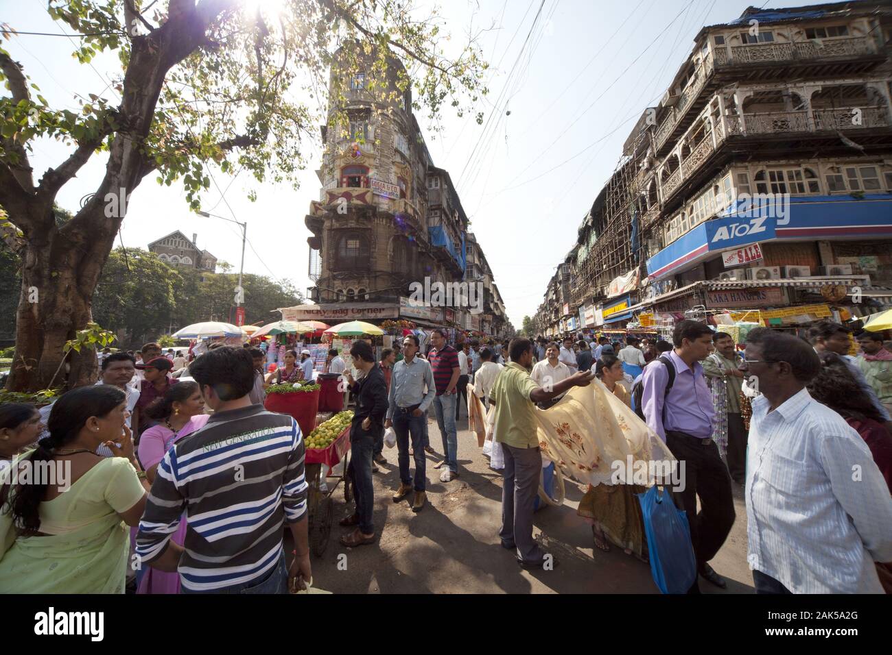 Bundesstaat Maharashtra: Treiben auf den Marktstrassen in Kalbadevi, Indien | usage worldwide Stock Photo