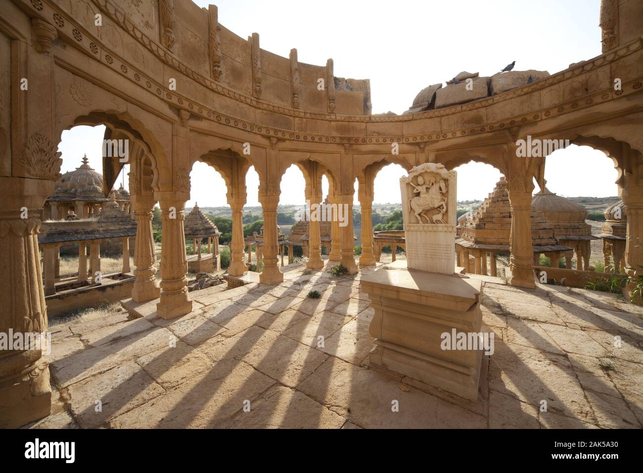 Bundesstaat Rajasthan: Bada Bagh Chattris (Grabstaette der Herrscher von Jaisalmer) in Jaisalmer, Indien | usage worldwide Stock Photo
