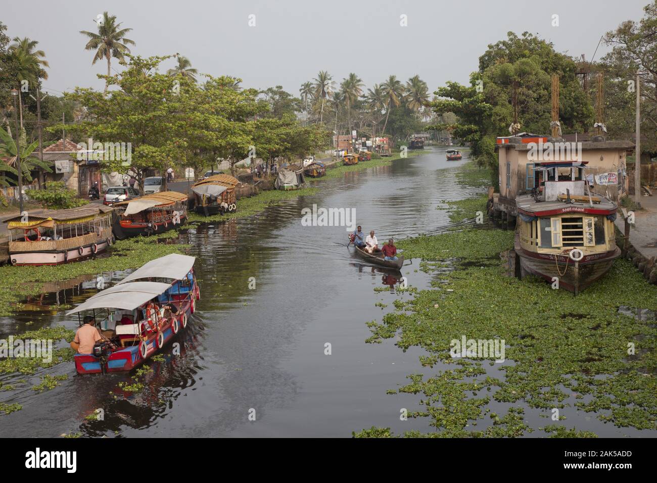 Bundesstaat Kerala: Backwater-Ausflugsboote bei Alleppey, Indien | usage worldwide Stock Photo