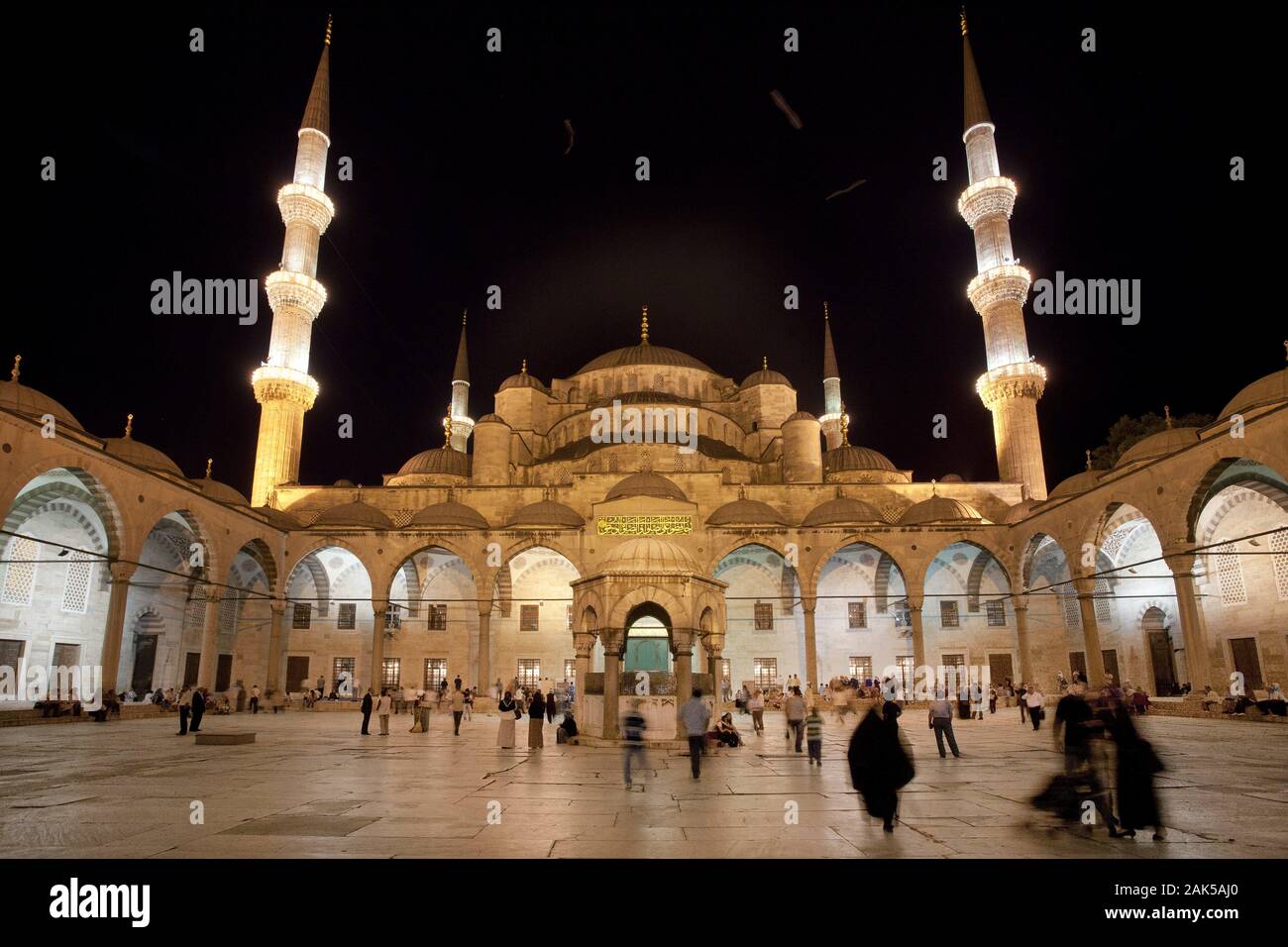 Stadtteil Sultanahmet: Blaue Moschee, am Abend, Istanbul | usage worldwide Stock Photo