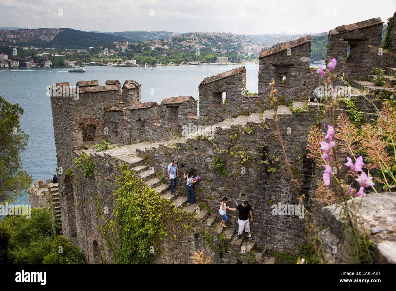 Stadtteil Sariyer: osmanische Festungsanlage Rumeli Hisari auf der europaeischen Seite des Bosporus, Istanbul | usage worldwide Stock Photo