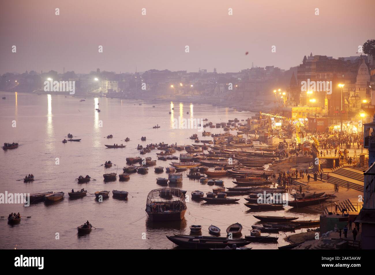 Bundesstaat Uttar Pradesh: Varanasi, Badende Pilger im Ganges am Morgen, Indien | usage worldwide Stock Photo