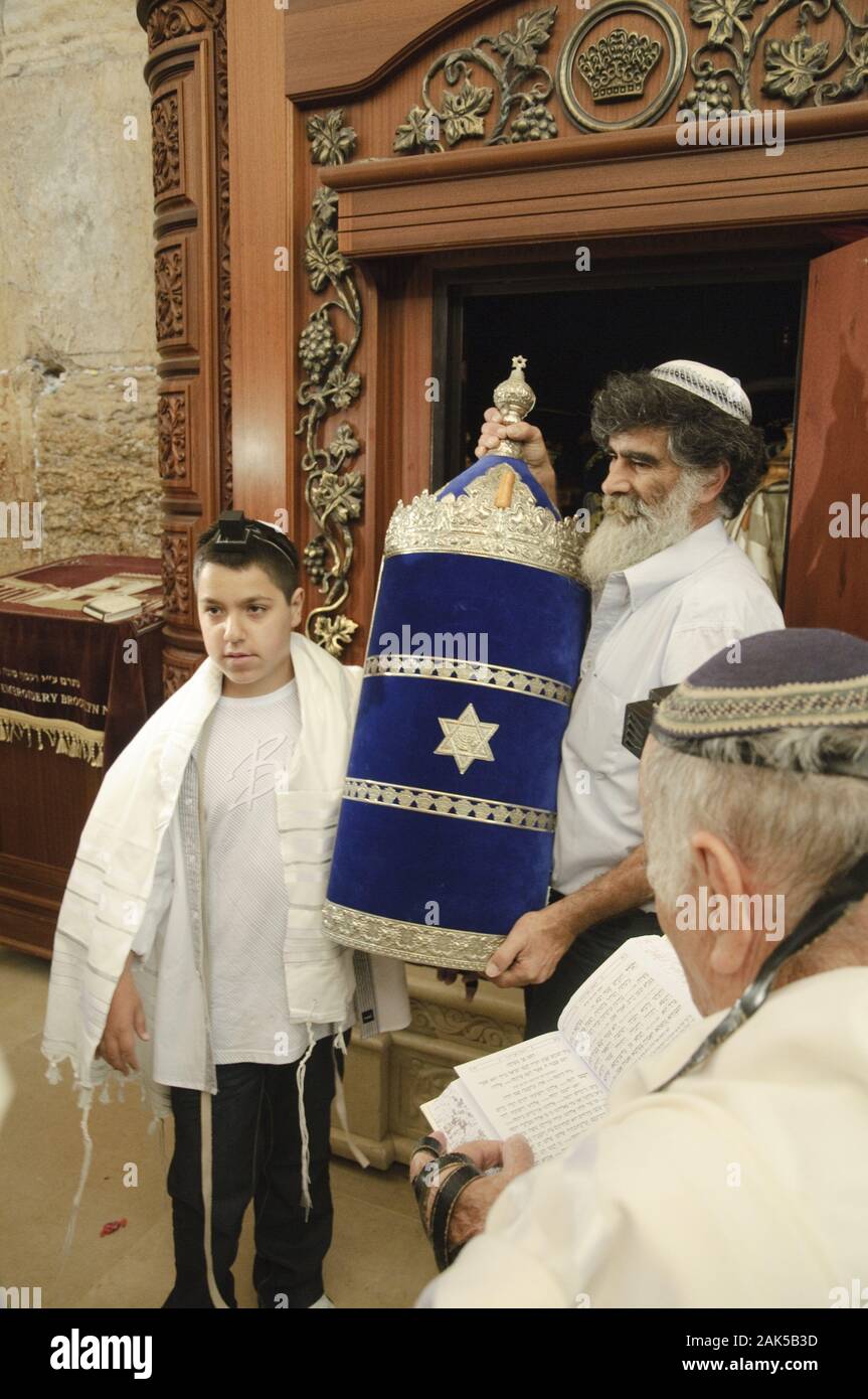 Jerusalem: Bar Mizwa' Feier im Wilson Bogen der Klagemauer, Israel | usage worldwide Stock Photo