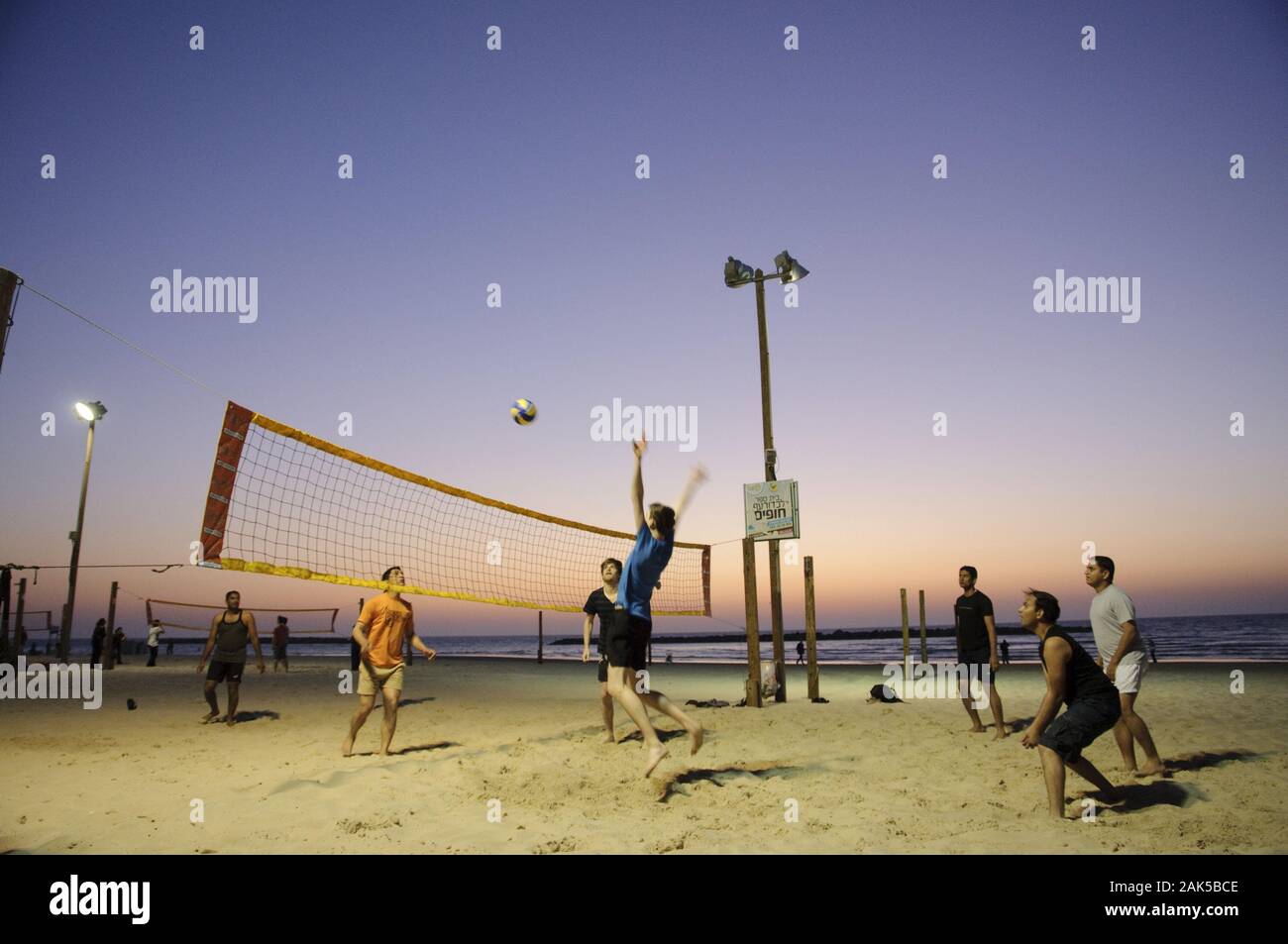 Tel Aviv: Beachvolleyball am Stadtstrand in der Daemmerung, Israel | usage worldwide Stock Photo