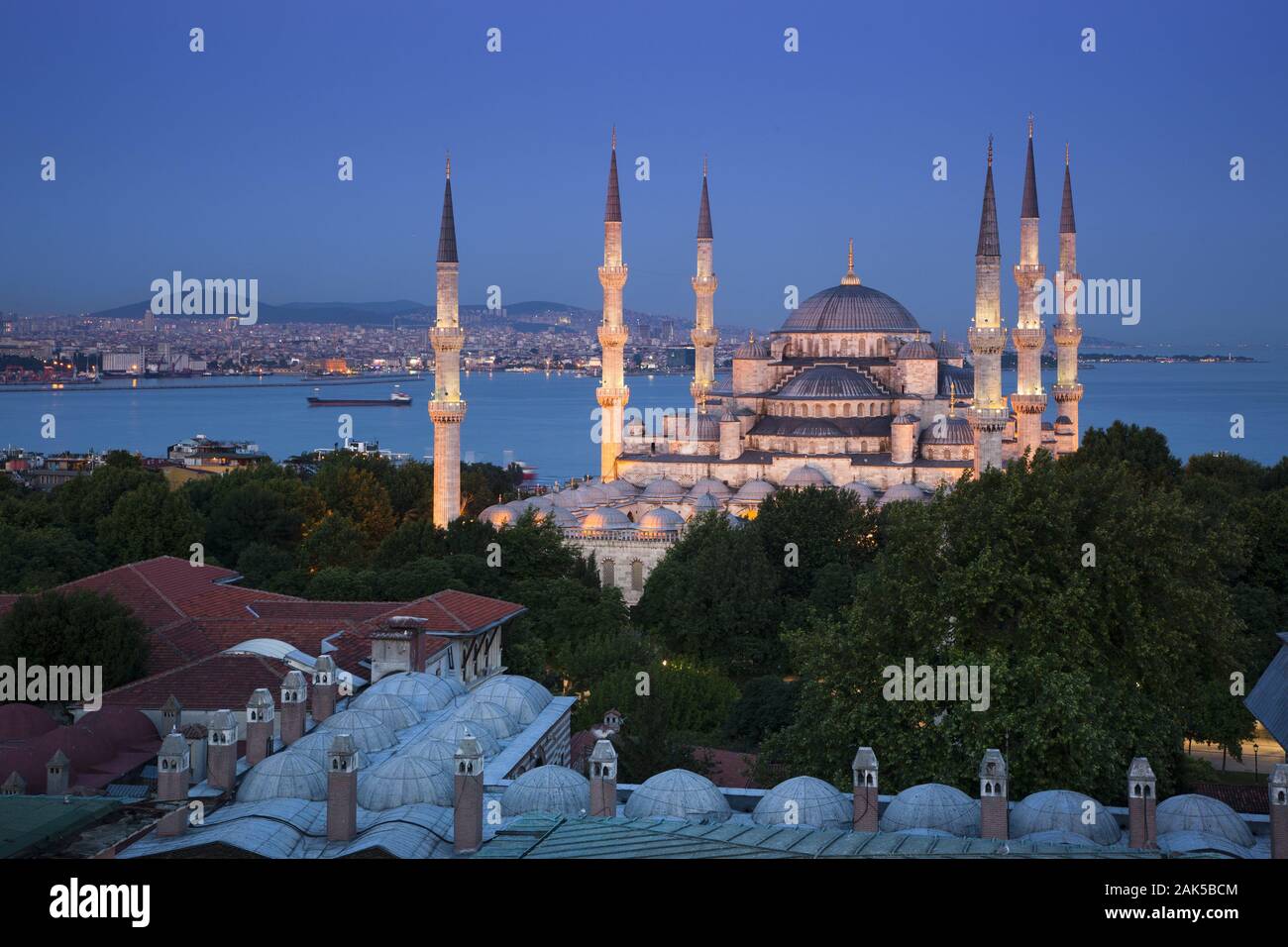 Stadtteil Sultanahmet: Illuminierte Blaue Moschee, Istanbul | usage worldwide Stock Photo