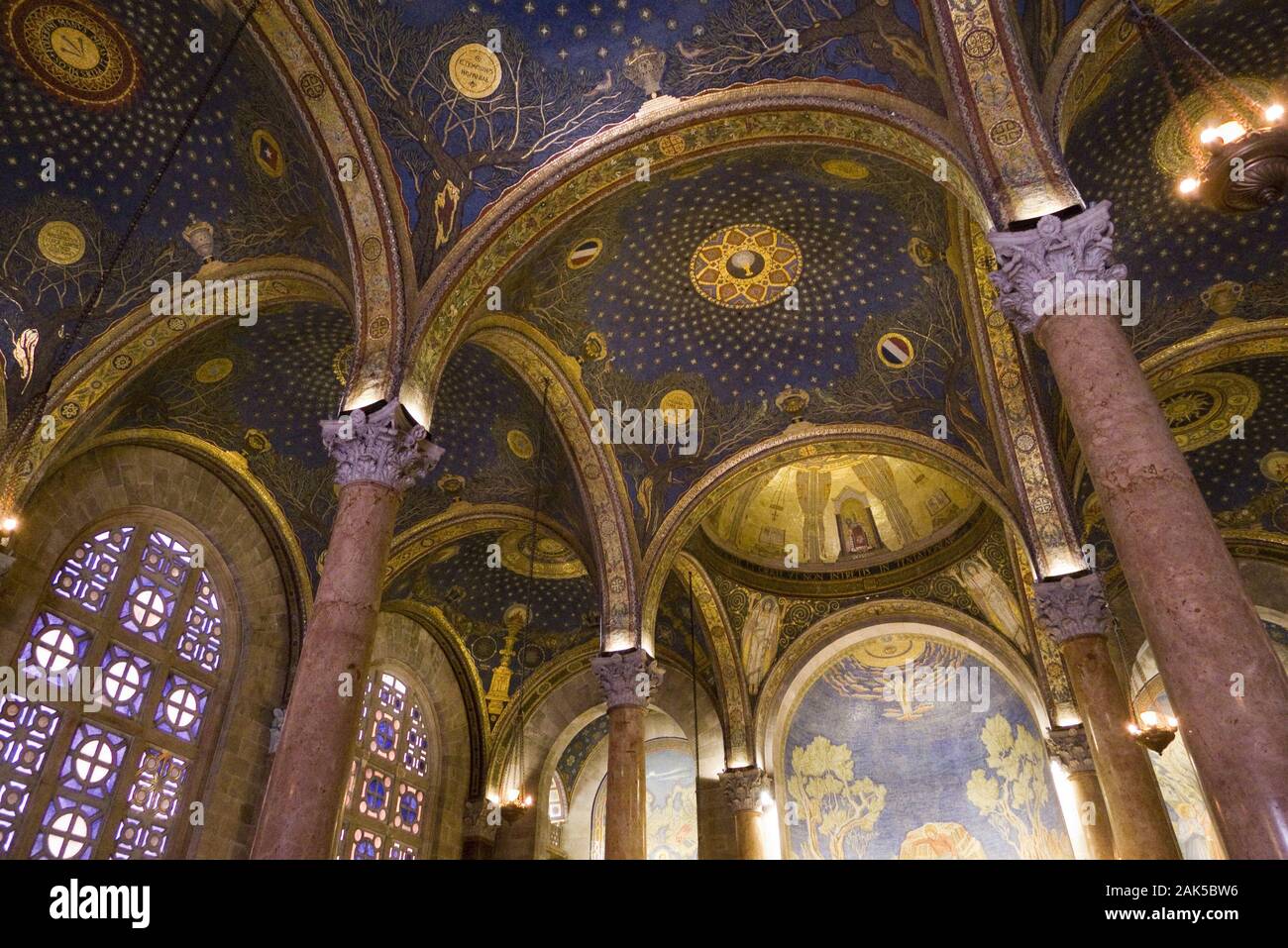 Jerusalem: 'Kirche der Nationen' am Oelberg im Kidrontal, Blick in die Kuppeln, Israel | usage worldwide Stock Photo