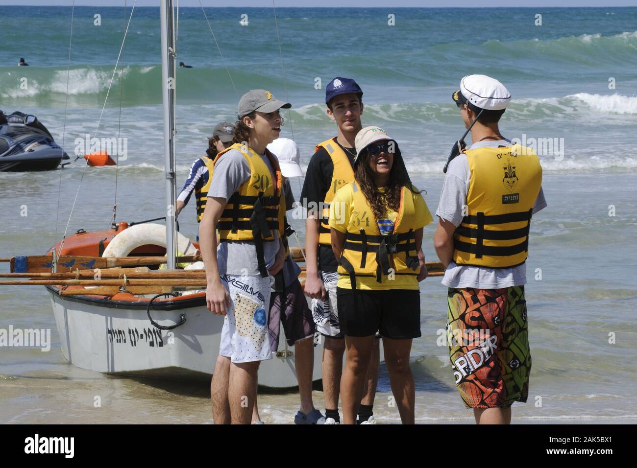 Netanya: junge Leute mit Segelboot am Strand, Israel | usage worldwide Stock Photo