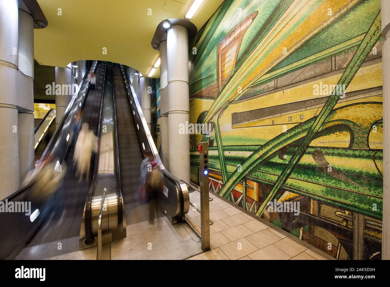 Kunst im oeffentlichen Raum UBahnStation Kroepcke, Mosaiken von Massimo Iosa Ghini, Hannover