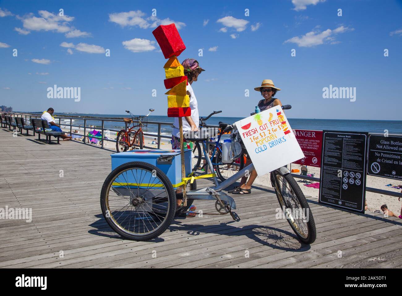 Stadtbezirk Brooklyn: Fruechte und Getraenke an der  Rockaway Beach, New York | usage worldwide Stock Photo