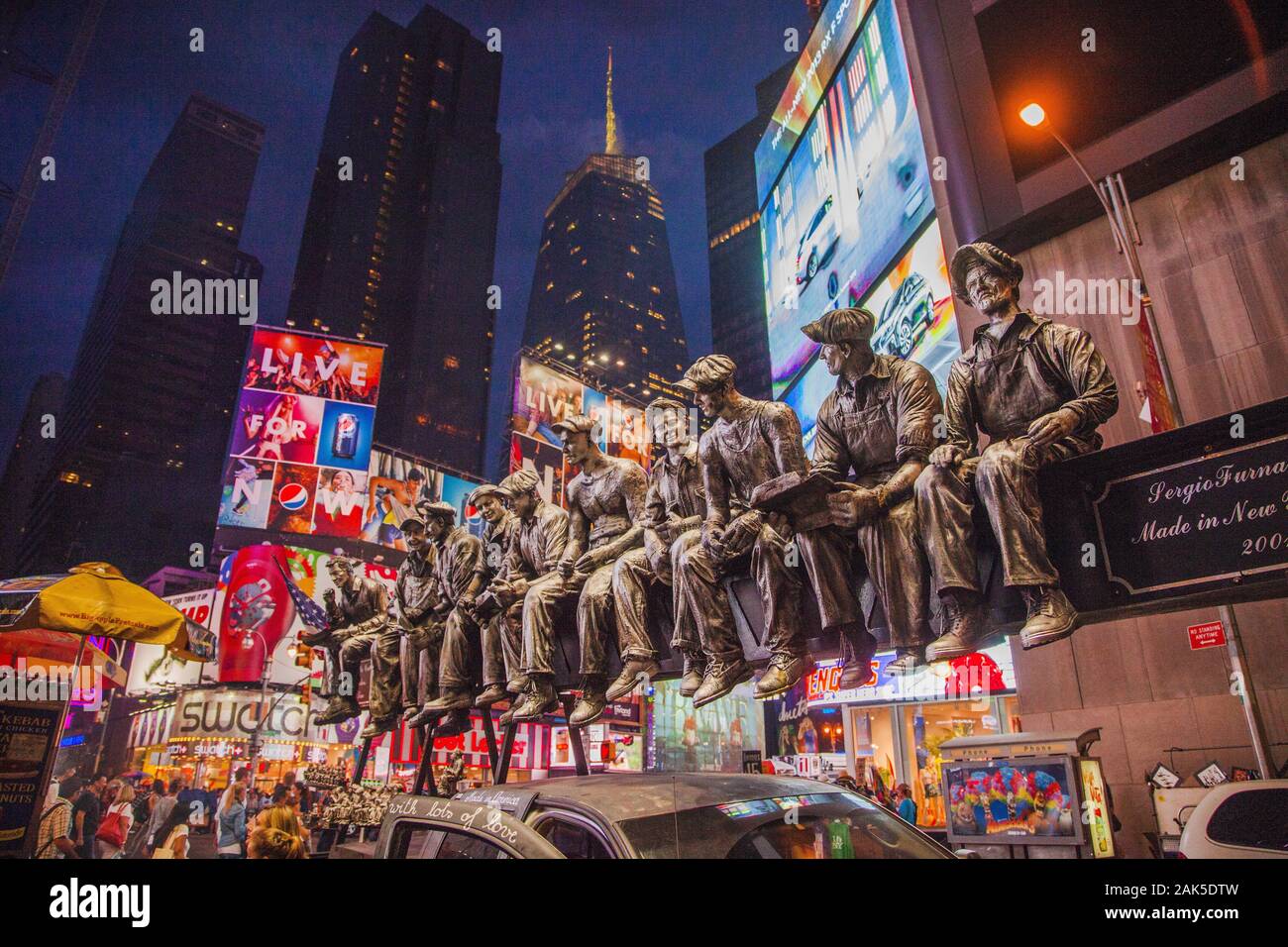 Stadtbezirk Manhattan: mobile Skulptur auf einem Pick Up am Times Square, 'Lunch atop a Skyscraper' von Sergio Furnari, New York | usage worldwide Stock Photo