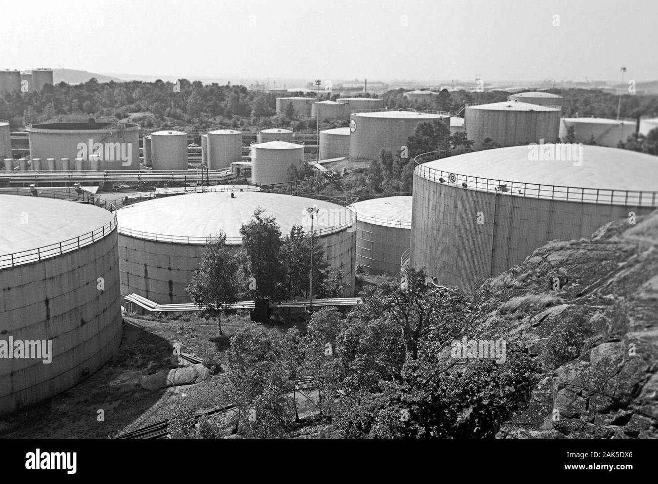 Lagertanks, Silos für Erdöl und Benzin in Schweden, 1969. Storage tanks,  oil and gas silos in Sweden, 1969 Stock Photo - Alamy