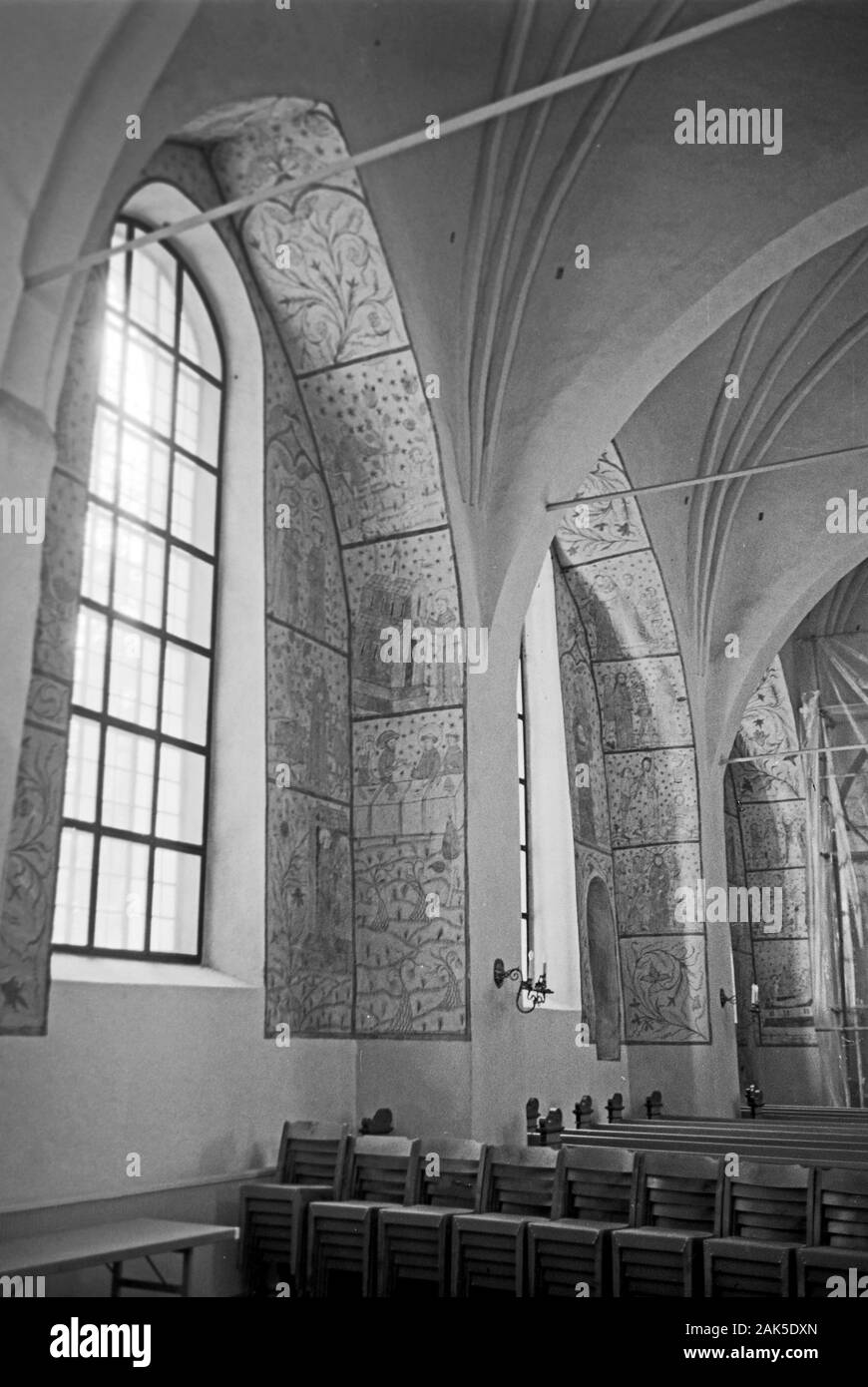 Fenster im Innenraum der Heiligen Dreifaltigkeitskirche, Arboga, Schweden, 1969. Interior window of the Holy Trinity Church, Arboga, Sweden, 1969. Stock Photo